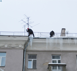 Заводской и Ленинский районы активизировали работу по очистке придомовых территорий от снега и наледи 